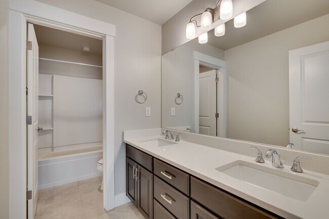 Building Photo - Beautiful 4 bedroom home in Canterbury Par...