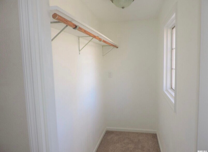 Walk-in Closet (Master) - 2416 E Grandview Ave