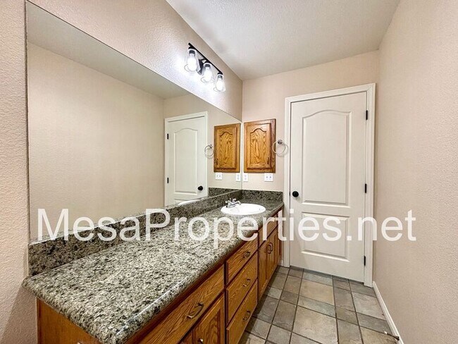 Building Photo - 15601 Sultana St