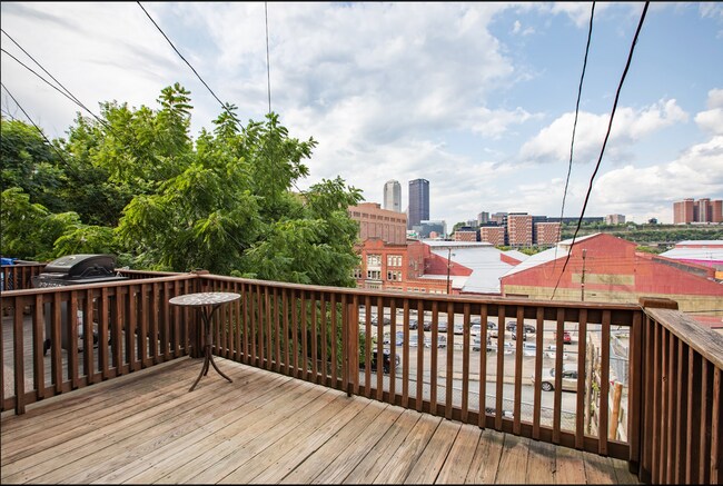 Building Photo - 415 E Carson St