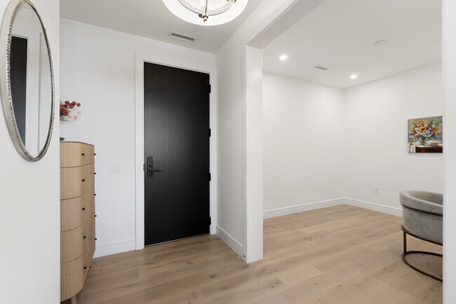 Building Photo - 2425 Peachtree Rd NE