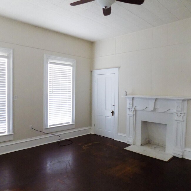 Building Photo - 404 S Lasalle St