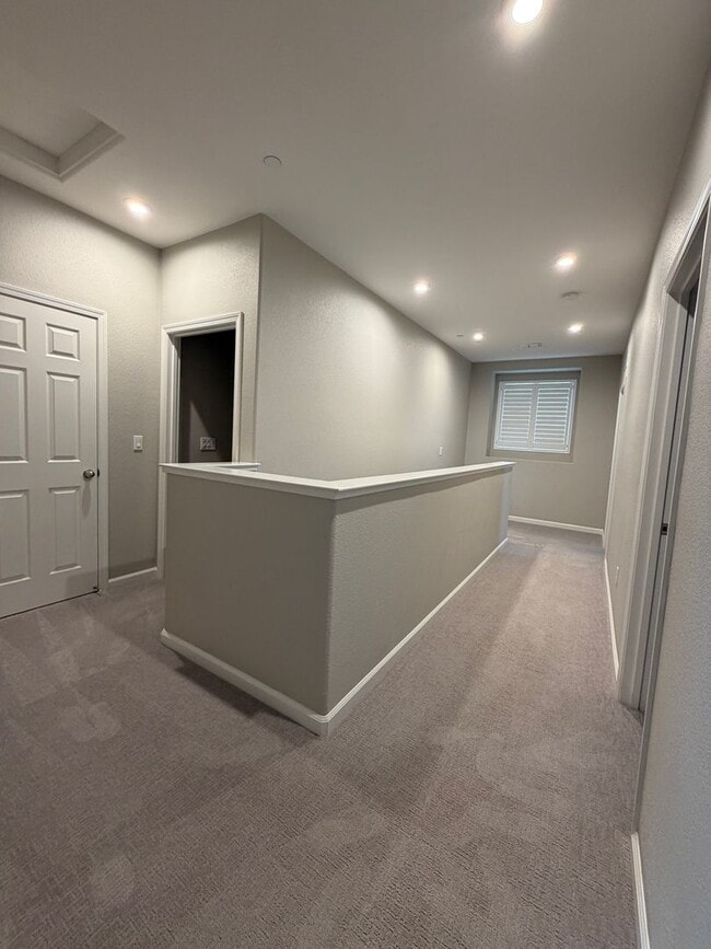 Building Photo - 700 Apricot Cir