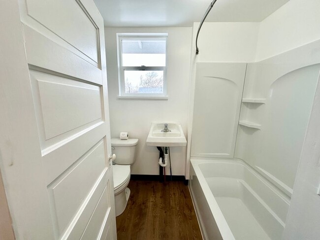 Building Photo - 610 S Pine St