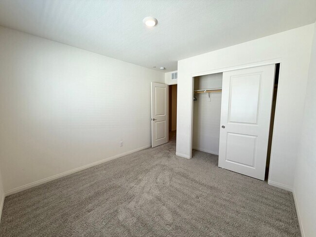 Building Photo - Modern Townhome Near Lone Mountain | Gated & Pool