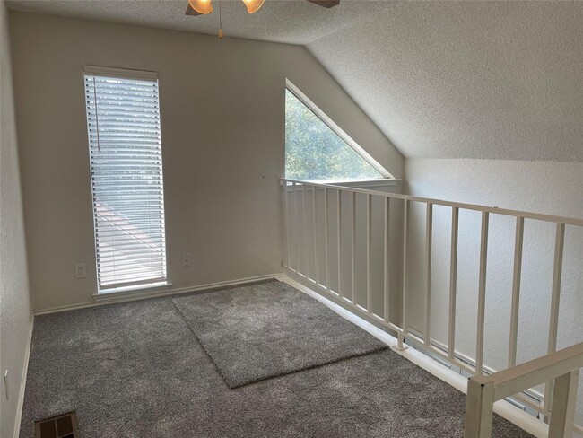 Building Photo - Condo for Lease!