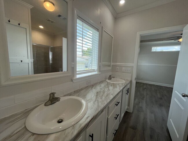Building Photo - 535 Zebra Dr