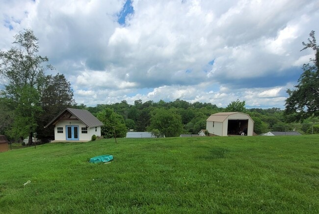 Building Photo - Tri level 3b2b home for rent with fenced i...