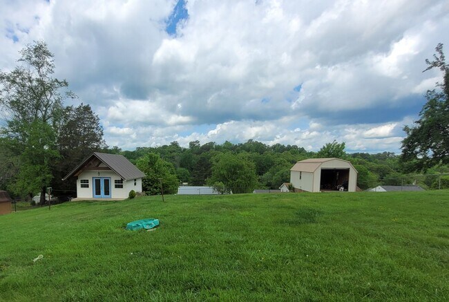 Building Photo - Tri level 3b/2b Home with fenced in back y...