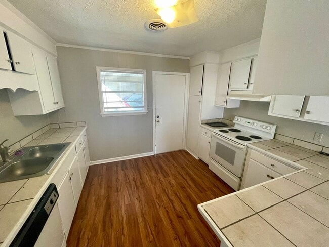 Building Photo - 2 Bed 1 Bath Duplex in Clinton