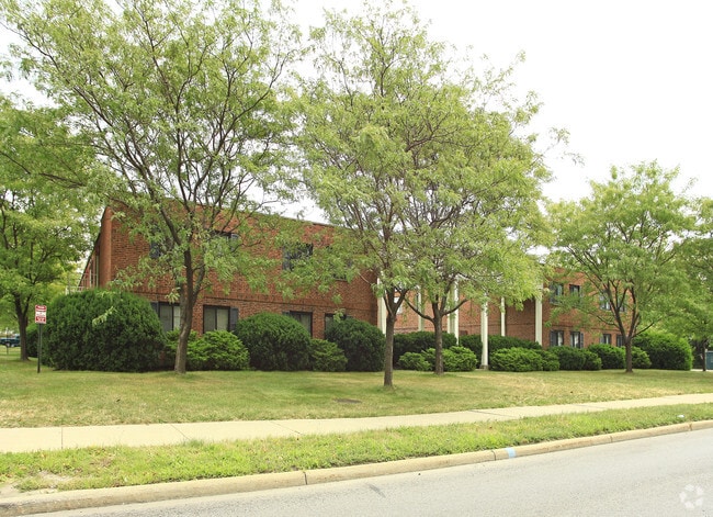Primary Photo - Twin Mark Apartments