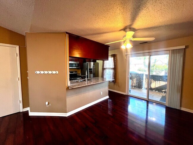 Building Photo - 2 bedroom 2 bathroom condo blocks from the Virginia Beach Oceanfront.