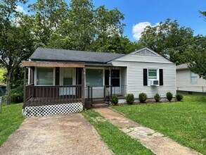 Building Photo - Charming 3-Bedroom Home in a Convenient Hu...