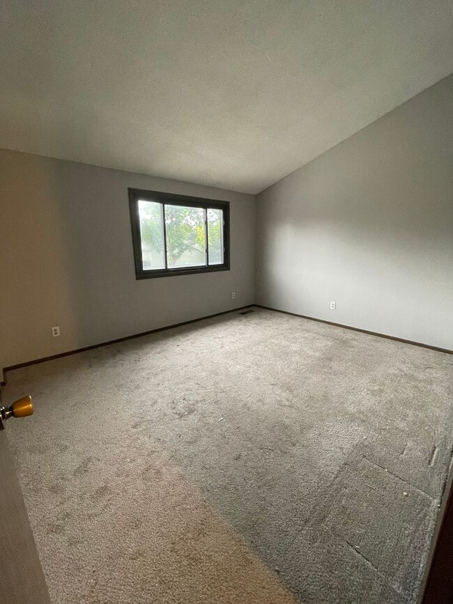 Building Photo - Spacious 3 BR / 2 BA Townhouse w/ Walkout ...