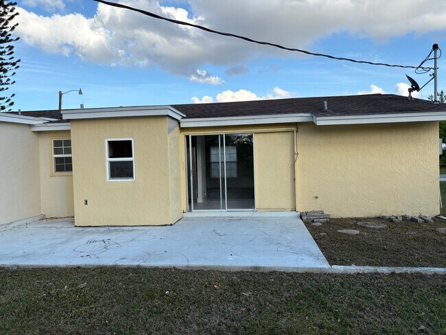 Building Photo - Spacious 2/2 with a garage available until AUGUST