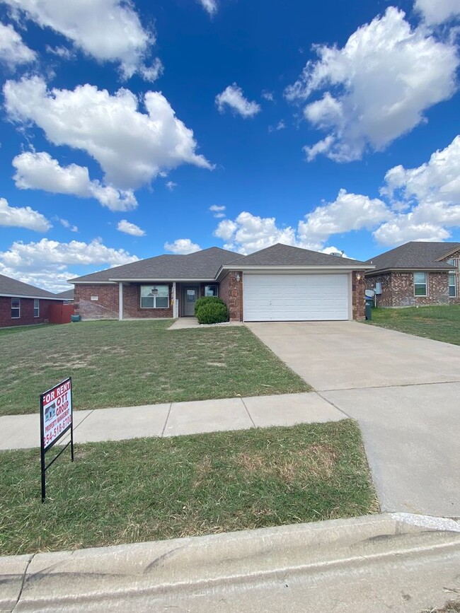 Primary Photo - Lovely 4 bedroom 2 bath home located in qu...