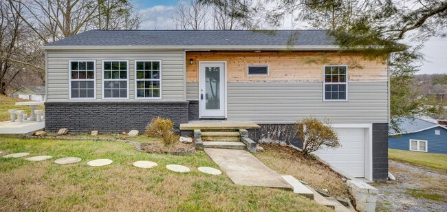 Building Photo - Newly renovated 3 bed and 1 bath house in ...