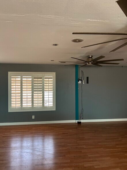 Building Photo - 1230 W Manhatton Dr