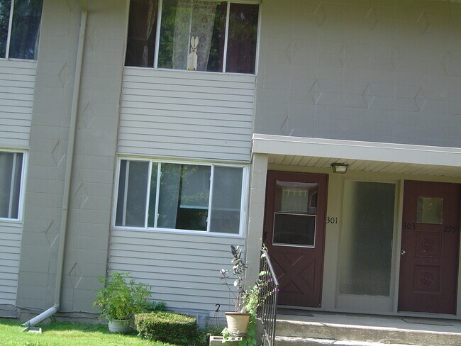 Building Photo - 301 S Elm St