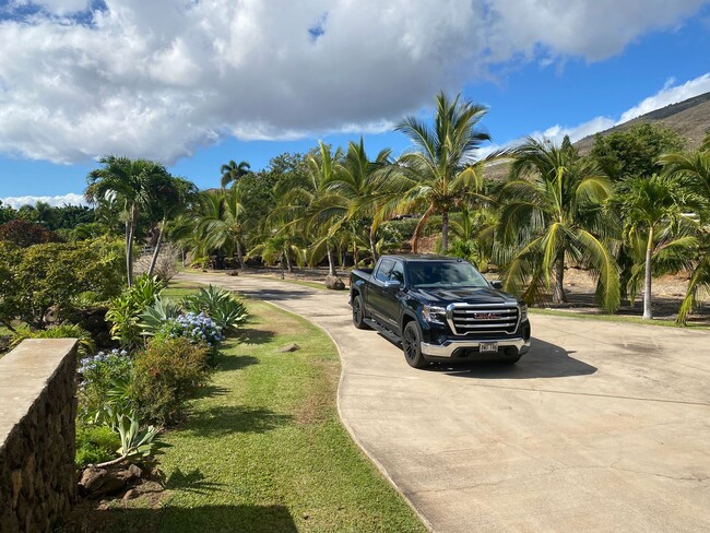 Building Photo - Stunning Launiupoko 2BR Rental – Ocean Vie...