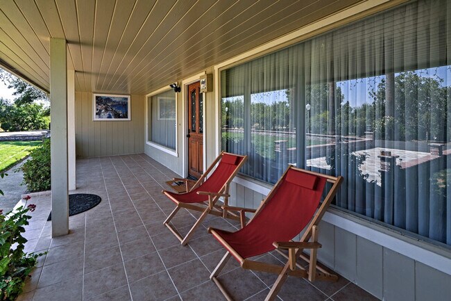 Building Photo - 10505 Center Ave