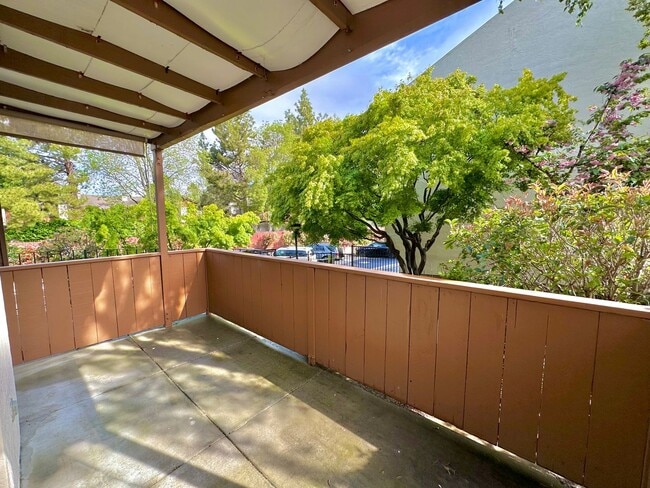 Building Photo - $2990 Stunning Remodeled 2BR/2BA Condo in ...