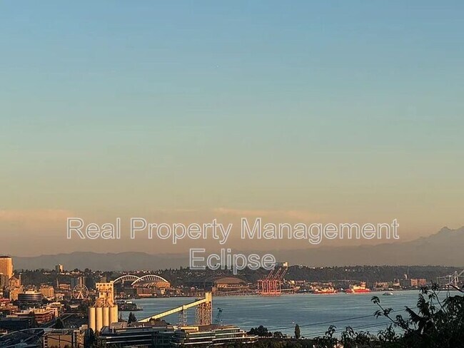 Building Photo - 2528 27th Ave W