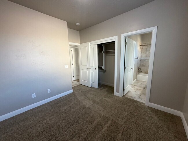 Building Photo - 469 E Barcelona Dr