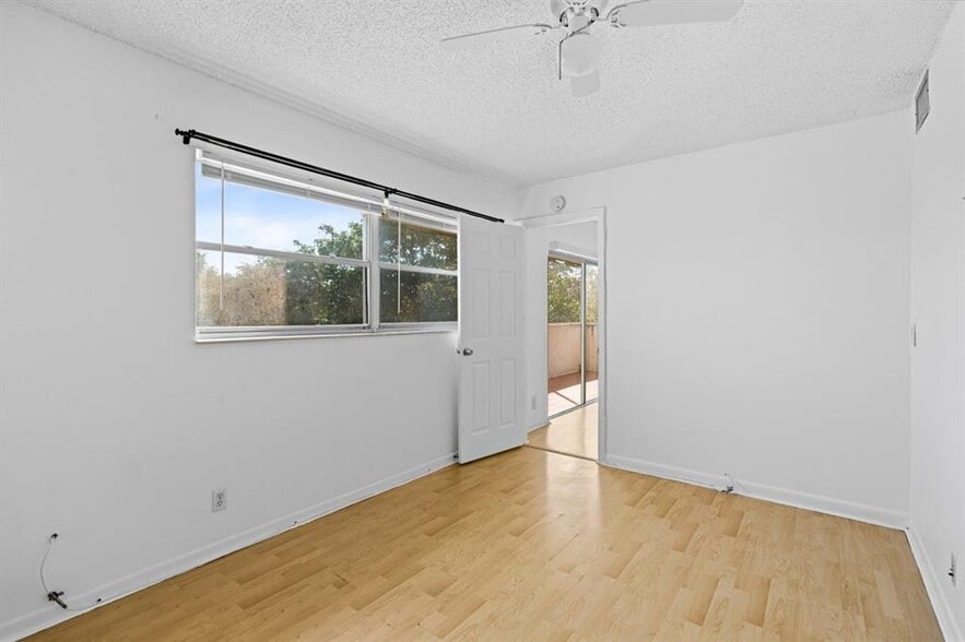 Building Photo - 6075 N Sabal Palm Blvd