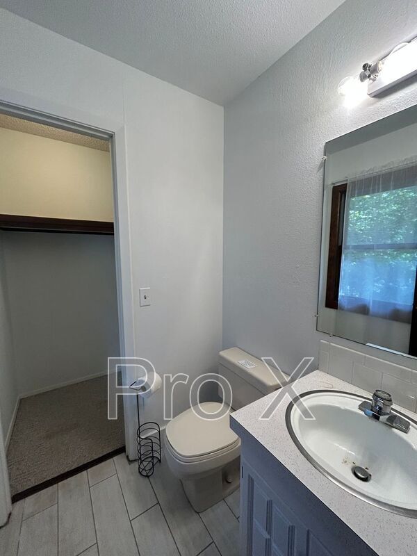 Building Photo - 6 Lambeth Cir