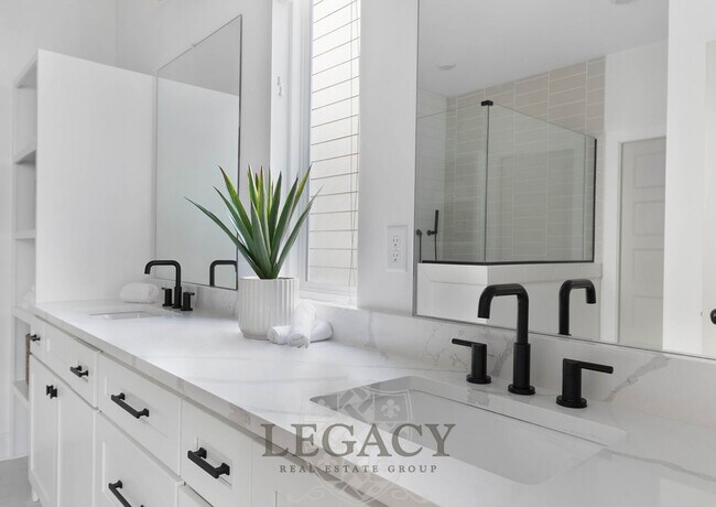 Building Photo - 2027 Rosemary Ln