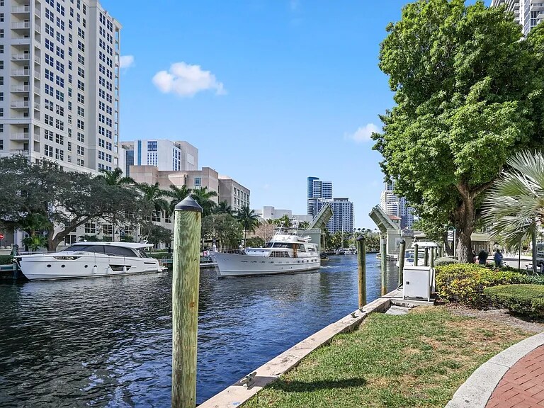 Building Photo - 347 N New River Dr E