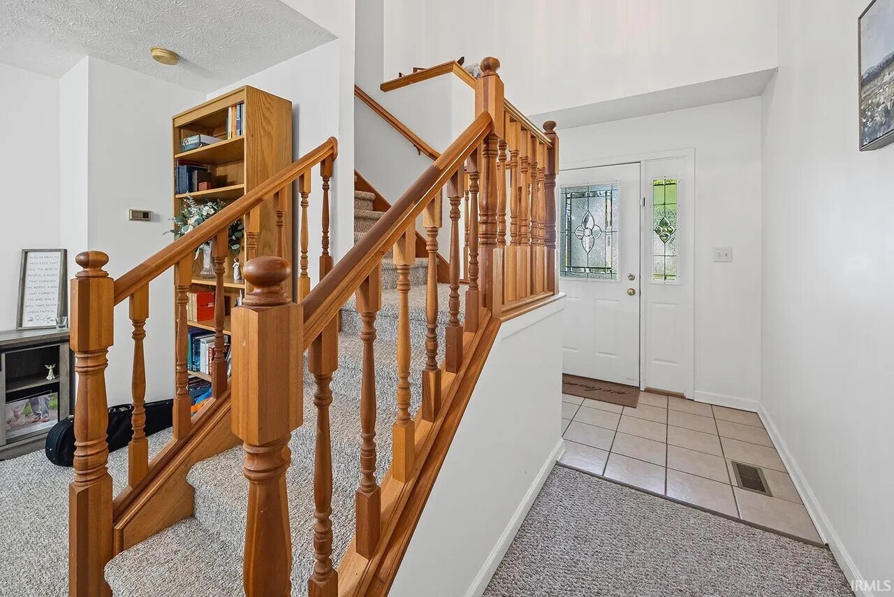 Front entrance with staircase - 2811 Wyndham Way