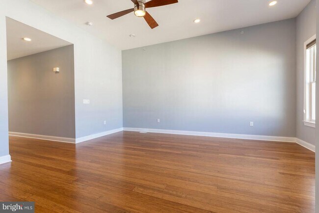 Building Photo - 153 Levering St