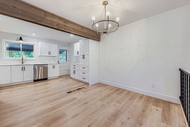 Building Photo - Recently Remodeled 4BD, 3BA Louisville Home