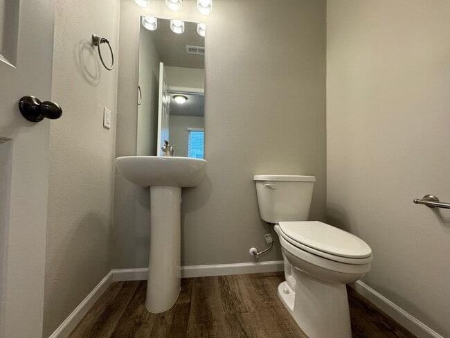 Building Photo - Modern Townhome in South Bismarck Now Available!