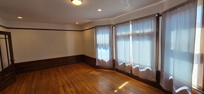 Building Photo - Top Floor, Classic Marina Style Flat in th...