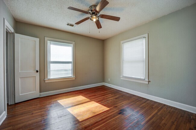Building Photo - Freshly Updated 3 Bedroom House