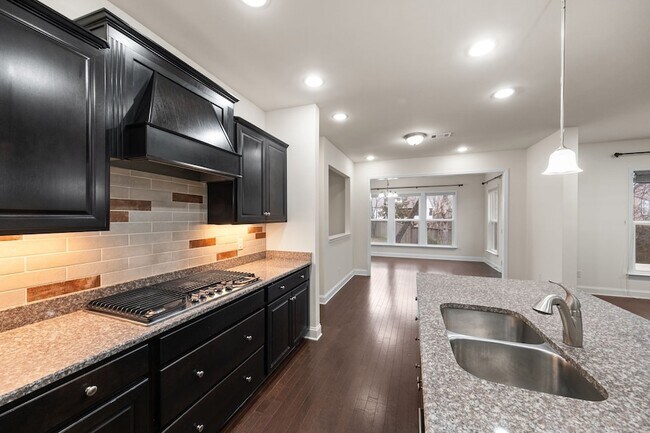 Building Photo - 3002 DaVinci Ct