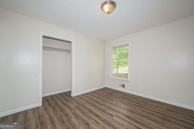 Building Photo - 2100 Whitebluff Way