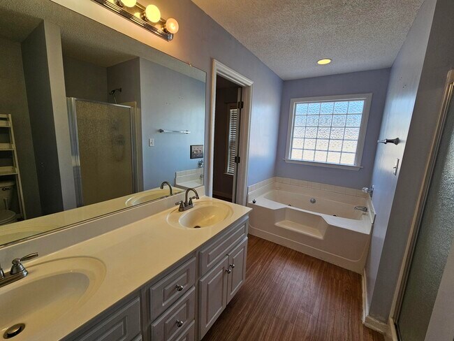 Building Photo - 21 Flower Break Rd