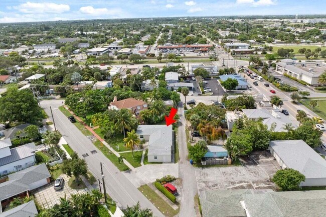 Building Photo - 121 S Lake Dr