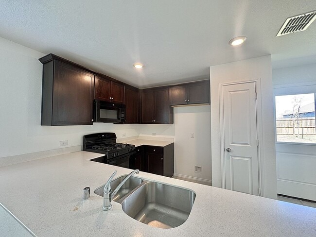 Building Photo - Modern Comfort Meets Prime Location – Single-Story Living at Its Best!