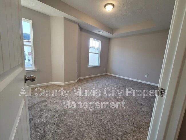 Building Photo - 310 Negri Ct