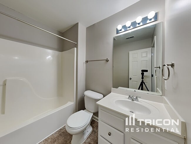 Building Photo - 1216 Chapmans Retreat Dr