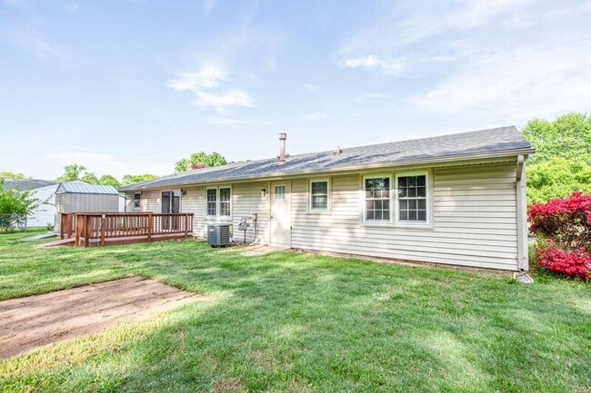 Building Photo - 825 Barkley Dr