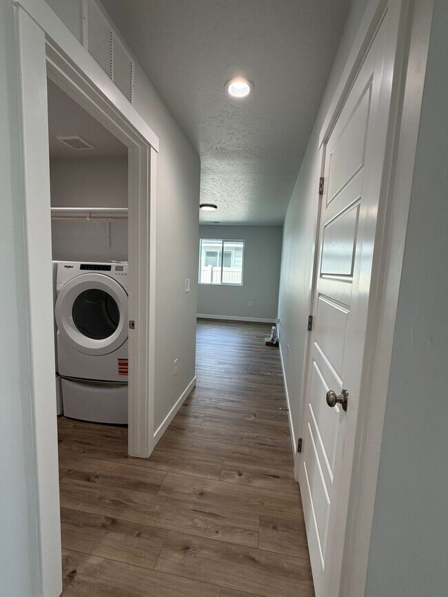 Building Photo - Move-In Special! Brand new 3 bed 2 bath ho...