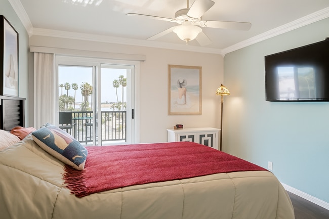 Building Photo - Top-Floor Condo with Marina Views – 1 Bed ...