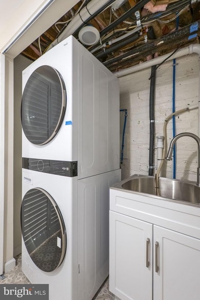 Building Photo - 145 D St SE