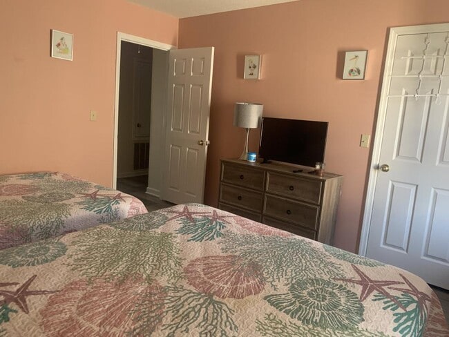 Building Photo - 100 Ye Olde Kings Hwy